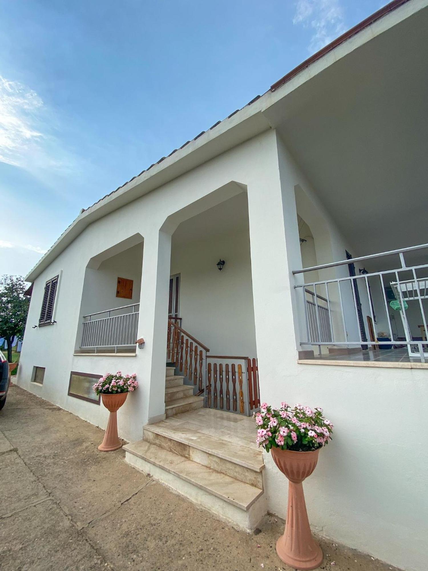 Villa Gladyr Лотцорай Екстериор снимка